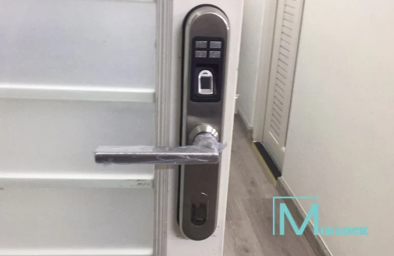 Một Số Lưu ý Khi Mua Khóa Vân Tay Cửa Sắt