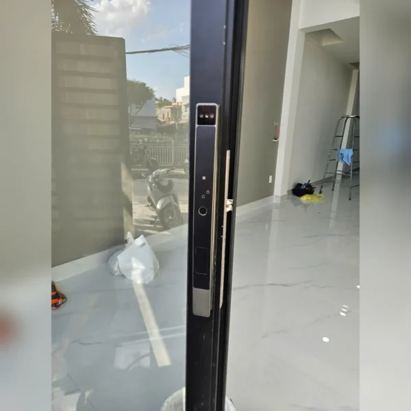 Khóa Cửa Nhôm Xingfa Face ID Tĩnh Mạch Mialock 7in1 MIA-K7 lắp đặt thực tế